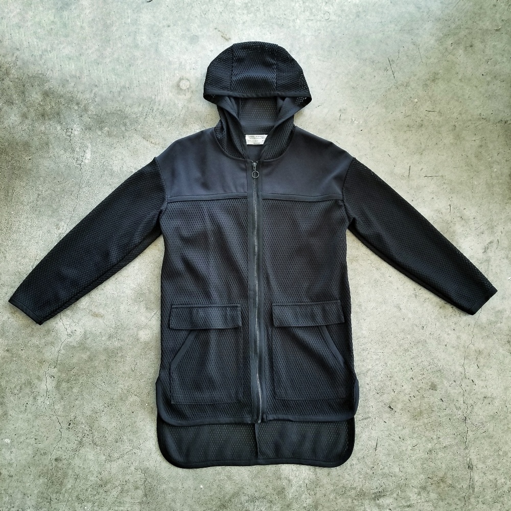 LIGHTWEIGHT HOODED MESH JACKET